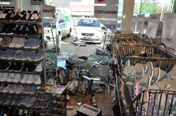 Mit dem Auto ins Schuhgeschäft gefahren