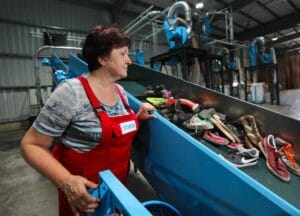 Beim Textil- und Schuhverwerter Soex werden gesammelte Schuhe sortiert.