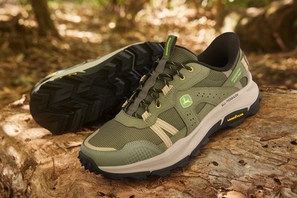 Modell aus der Skechers x John Deere-Kollektion