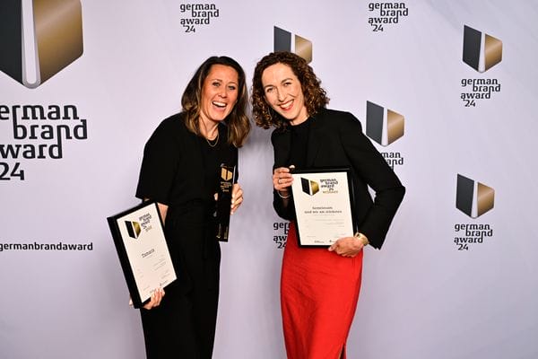 Cathleen Burghardt, Head of Marketing bei Tamaris (links), und Julia Busse, in ihrem Team verantwortlich für Brand und Content Strategy, nahmen für die Wortmann KG die German Brand Awards 2024 entgegen. (Foto: Grand Visions)