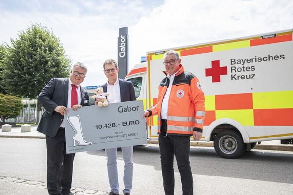 Gabor CEO Stefan Blöchinger (Mitte) übergab den symbolischen Scheck an Martin Schmidt, Direktor des BRK Rosenheim (links) und Thomas Neugebauer, Leiter Rettungsdienst (rechts)