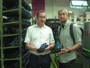 Joshua Meskemper (rechts) und Ludwin Carl (links) stellen als erstes Unternehmen in Europa maßgefertigte Schuhe in industrieller Fertigung her.