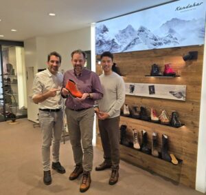 Claudio Minder, Schulthess-Geschäftsführer Lukas Kindlimann und Karl Müller (von links) im Kandahar Shop-in-Shop am Rennweg in Zürich