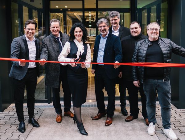 Gemeinsame Eröffnung des O1 Brand Cube (von links): Tobias Eichmeier (CCO der ANWR Group), Alexander Böhn (Kreisbeigeordneter des Landkreises Offenbach), Martina Novotny (CDO der ANWR Group), Frank Schuffelen (CEO der ANWR Group), Holger Baierl (Aufsichtsratsvorsitzender der ANWR Group), Frank Simon (Bürgermeister der Gemeinde Mainhausen) und Frank Risse (Geschäftsführer der Werbegemeinschaft des Ordercenters O1).