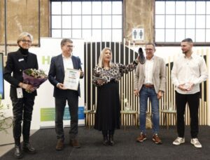 Preisverleihung: (von links): Ulrike Kähler (Managing Director Igedo Exhibition), Manfred Junkert HDS/L-Hauptgeschäftsführer), HDS/L-Pressesprecherin Dr. Claudia Schulz; HDS/L-Vorsitzender Carl-August Seibel und Junior-Award-Gewinner Raven Duncan Stoppel (Foto: Igedo Company)