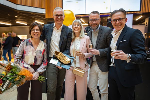 Das Benelux-Verkaufsteam mit Rianne Bos und Toon van Gorp, Modellabteilungsleiterin Gaby Xanke, Produktmanager Martin Leggema und CEO Uwe Decker freuen sich über die Auszeichnung (von links).