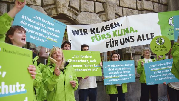 Protestierende vor einem Gericht. Foto: DUH