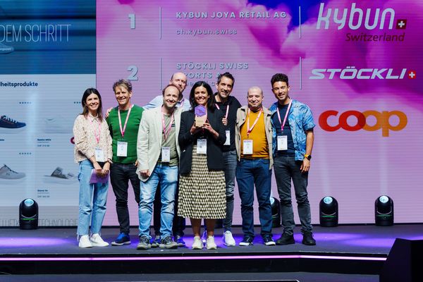 Das Kybun Joya-Digitalisierungsteam feiert den Gewinn des Digital Commerce Award auf der Bühne.