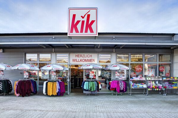 Die Deutschen sind beim Modekauf sparsam. Discounter wie Kik profitieren davon.