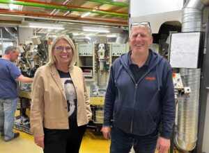 Anke Mäkeler mit Jomos-Produktionsleiter Gerhard Seuß