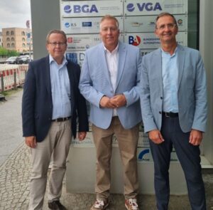 BTE-Hauptgeschäftsführer Rolf Pangels, BTE-Büroleiter Sönke Padberg und BTE-Geschäftsführer Axel Augustin (von links) vor dem Verbändehaus mit der neuen BTE-Geschäftsstelle