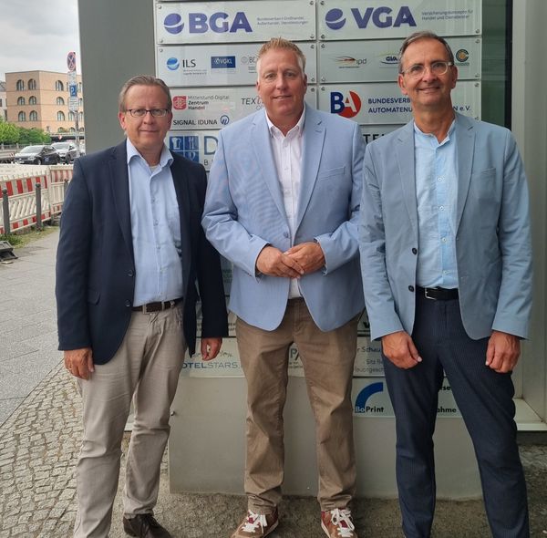 BTE-Hauptgeschäftsführer Rolf Pangels, BTE-Büroleiter Sönke Padberg und BTE-Geschäftsführer Axel Augustin (von links) vor dem Verbändehaus mit der neuen BTE-Geschäftsstelle