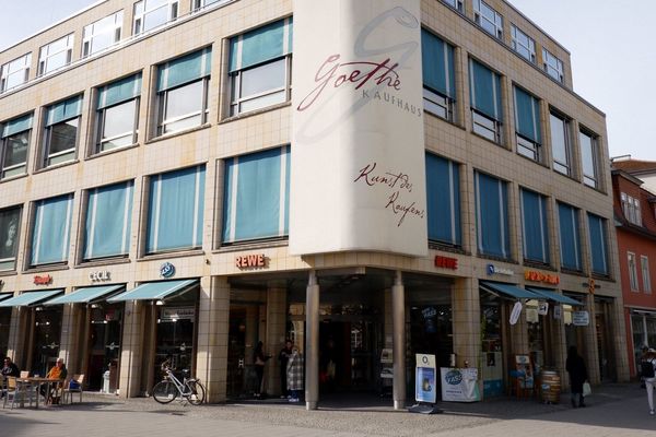 Das Goethekaufhaus Weimar gehört zur Konsumgenossenschaft.