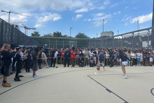 Zahlreiche Basketball-Fans säumten das Spielfeld.