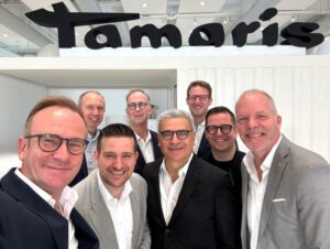 Selfie während der Bekanntgabe der neuen Tamaris-Führungsmannschaft am Unternehmensstandort in Detmold (von links): Jens Beining (Chief Executive Officer), Tobias Seng (Chief Financial Officer), Matthias Rodemeier (Chief Product Officer), Ulrich Klüber (Chief Product Officer), Giovanni Lacatena (Chief Sales Officer), Nico Gold (Chief Sales Officer), Felix Schmalenberger (Member of the Board), Michael Romberg (Chief Production Officer).