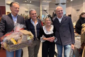 Mark Baldan, Gabriele Accatino und Davide Belló (von links) gratulierten Linda Oeder zum Jubiläum.