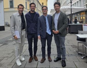 Claudio Minder mit Luca und Gregor Tretter sowie Karl Müller vor dem neuen Shop in München (von links).