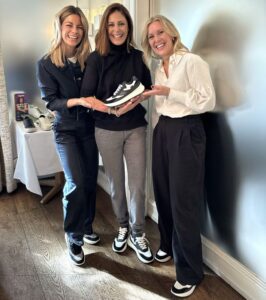 Manuela Sobotka, Funda Vanroy und Wendy Cullingford (von links) stellten den neuen Sneaker vor.