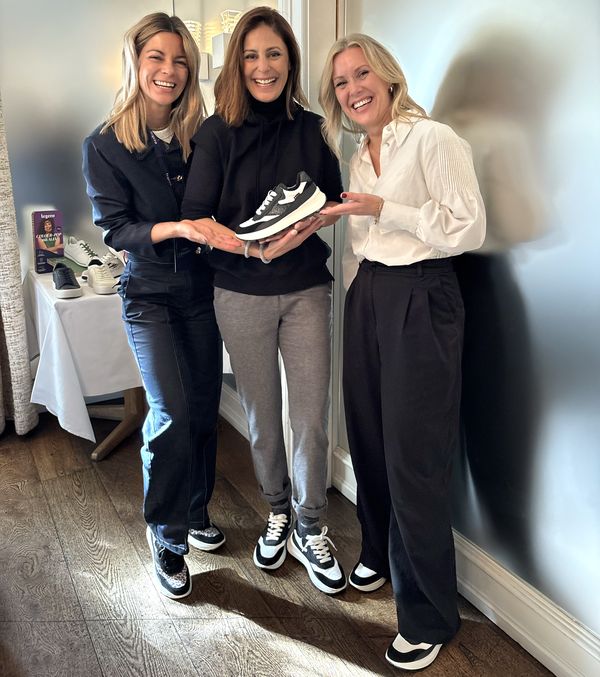 Manuela Sobotka, Funda Vanroy und Wendy Cullingford (von links) stellten den neuen Sneaker vor.
