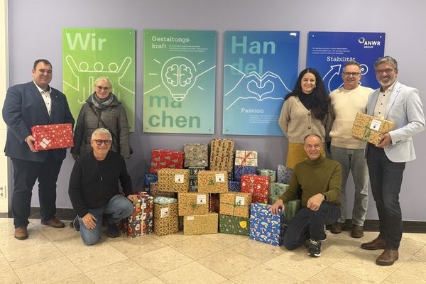 Von links: Frank Simon (Bürgermeister Gemeinde Mainhausen); Claudia Ziegener-Schwarz, Natalya Jaritz, Gerald Unger und Frank Schuffelen (CEO der ANWR Group). Knieend: Michael Gelbke und Thomas Weil