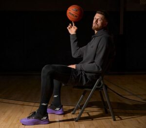 Isaiah Hartenstein läuft künftig in Skechers-Schuhen auf.