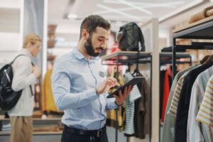 Verkäufer im Einzelhandel mit Tablet