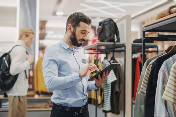 Verkäufer im Einzelhandel mit Tablet