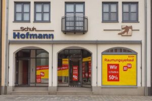 Der Räumungsverkauf bei Schuh Hofmann ist gestartet.