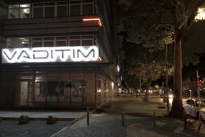 Auf das Vaditim-Geschäft wurde geschossen.