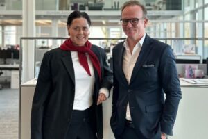 Cathleen Burghardt (Head of Marketing Tamaris) und Jens Beining (Geschäftsführender Gesellschafter und CEO der Wortmann Schuh-Holding KG) präsentieren die über 100-Millionen-Euro-Zukunftsoffensive der Marke zur Stärkung des Handels