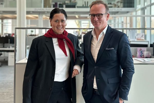 Cathleen Burghardt (Head of Marketing Tamaris) und Jens Beining (Geschäftsführender Gesellschafter und CEO der Wortmann Schuh-Holding KG) präsentieren die über 100-Millionen-Euro-Zukunftsoffensive der Marke zur Stärkung des Handels