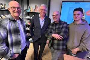 Andreas Mayer im Gespräch mit Händlern und Lieferanten: Sigfried Kreitl (Area Sales Manager bei Skechers), Andreas Mayer (Geschäftsführer ANWR Austria), Bert und Christopher Laner von Laner Schuhe (von links).