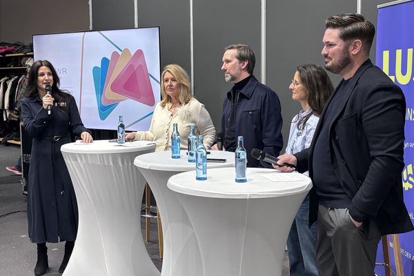 Podiumsdiskussion (von links): Désirée Orlowski (Geschäftsführerin ANWR Schuh), Dr. Claudia Schulz (Trend Expertin), Sascha Negele (Vorstand Gabor Shoes AG), Claudia Walther (Bereichsleiterin Marketing & Sales ANWR Schuh) und Felix Schmuck (Geschäftsführer Muecke GmbH)