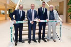 Essens Oberbürgermeister Thomas Kufen, Heinrich Deichmann, Nordrhein-Westfalens Ministerpräsident Hendrik Wüst und Architekt Volkwin Marg (von links) bei der feierlichen Eröffnung. (Foto: Deichmann SE, Rüdiger Fessel)