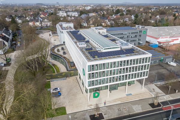Das neue Gebäude mit Außenbereich. (Foto: Deichmann SE, Rüdiger Fessel)