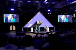 Auf der Retail Beats-Bühne wird der Award vergeben.
