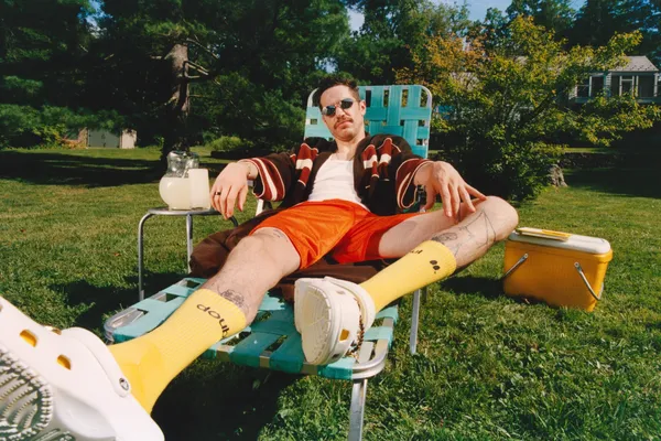 Pete Davidson ist das neue Crocs-Gesicht.