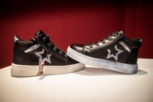 Erren bereitet verschimmelte Schuhe (rechts) wieder auf.