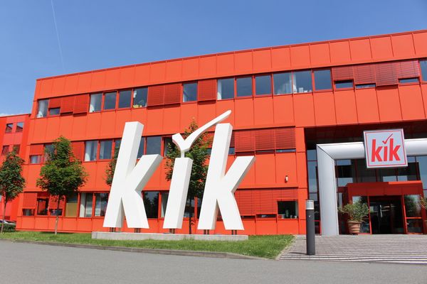 Der Haupteingang der KiK-Europazentrale in Bönen