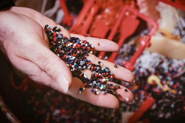 Aus alten Skischuhen gewonnenes Granulat