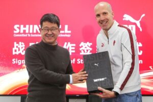 Dr. Xiulei Jiang (links) und Romain Girard