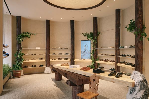 Das Innere der Filiale ist von viel Holz geprägt.