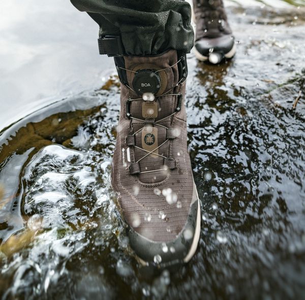 Der Rover 2 Mid RB9X GTX, ein wasserdichter Wanderschuh mit höherem Schaft.