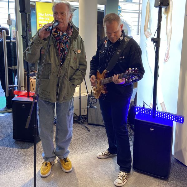 .Mit Armee-Parka von anno dazumal aber neuen Kybun-Schuhen: Schauspieler und Sänger Wolfgang Fierek. (Fotos: Claudia Wessel)