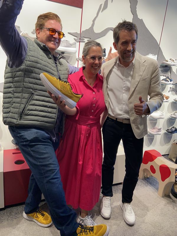 Schauspieler Francis Fulton-Smith, Shopleiterin Nicole Pritzen und Claudio Minder.