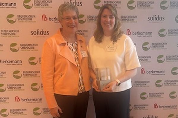 Mechthild Feldmeier (links) und Katharina Pfalzer freuen sich über die Auszeichnung.