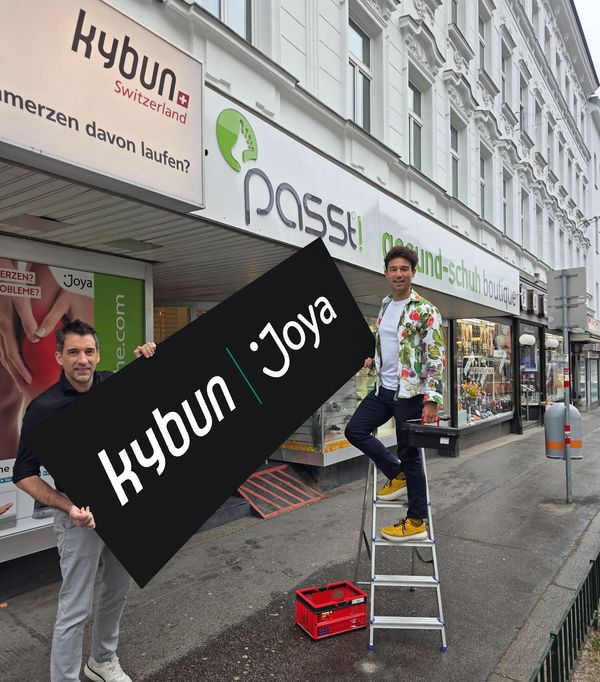 Claudio Minder und Karl Müller beim Rebranding der Passt-Filiale in Wien.