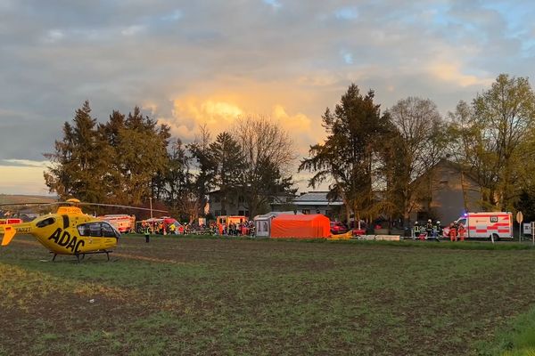 Rund 150 Einsatzkräfte von Feuerwehr, Polizei und Gefahrenabwehr waren im Einsatz.