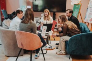 Schuhhändler informieren sich auf der SABU-Messe über die Marketingwelt.