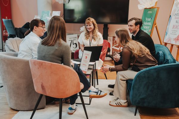 Schuhhändler informieren sich auf der SABU-Messe über die Marketingwelt.